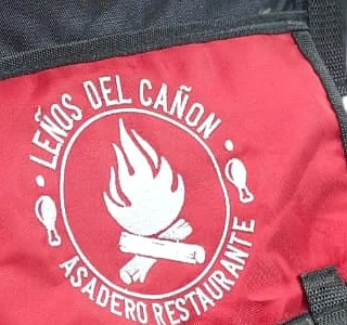 Primer plano de un logo bordado sobre la lona de una maleta