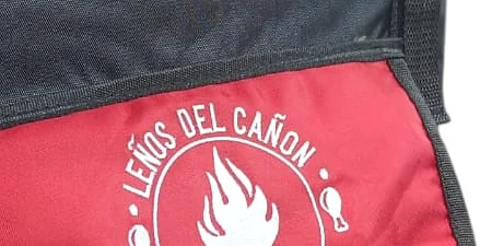 Primer plano de la lona clásica: tejido mate, sin brillo, con el logo bordado
