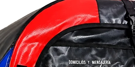 Primer plano de la lona plástica: superficie brillante plastificada, con el logo estampado